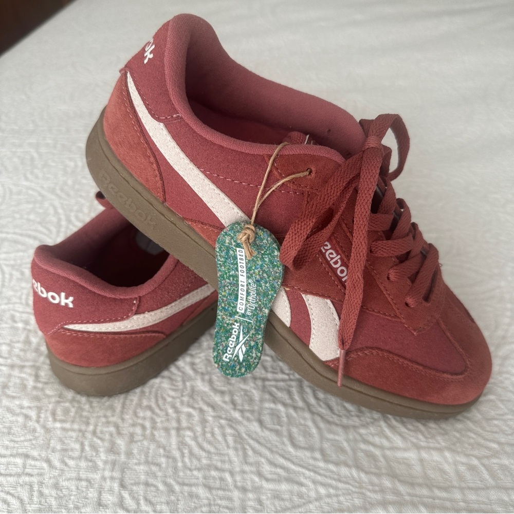 Women’s maroon Reebok gum sole sneakers; Sz 8.5; New